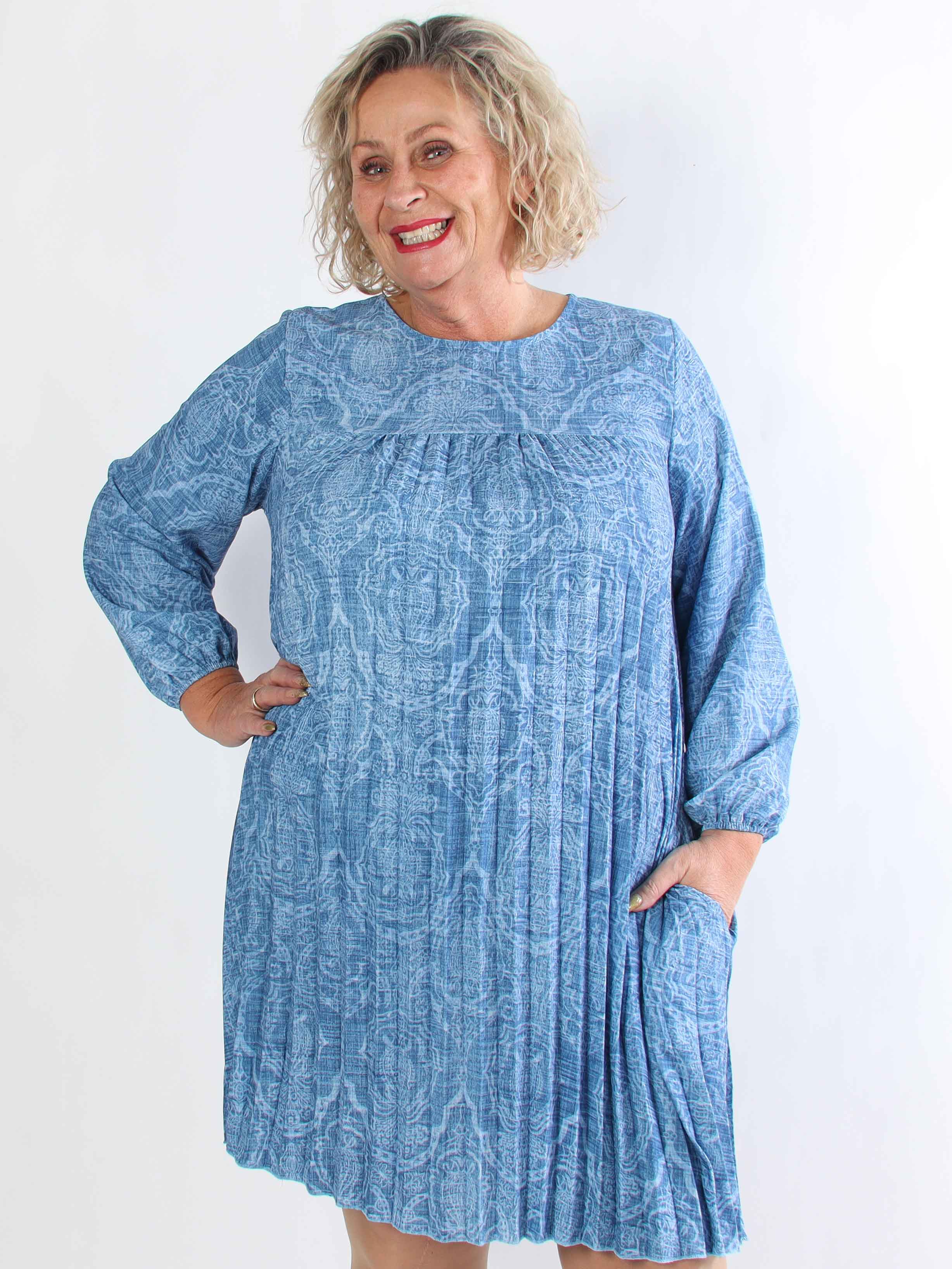 Nancy Royal Short L/S - Plus size kjole med plisseringer og lommer